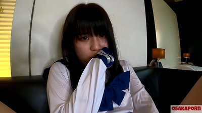 Budak awéwé Jepang umur 18 taun kalayan payudara leutik muncrat sareng orgasme sareng cocooan ramo sareng cocooan séks. Gadis Asia di kostum cosplay sakola méré blowjobs dina video amatir. Mao 7 OSAKAORN.